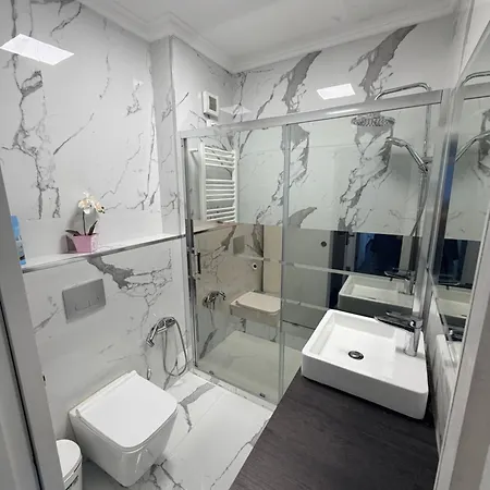 Spacieux 3 A 200 M De La شقة