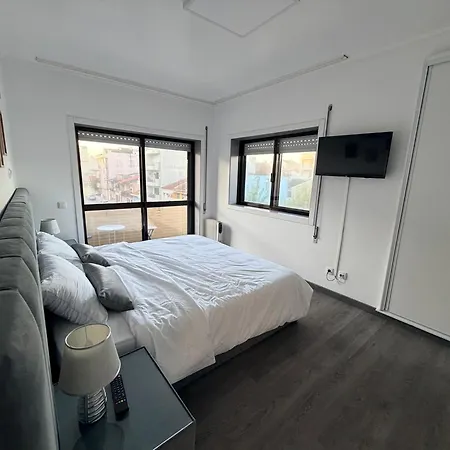 Spacieux 3 A 200 M De La شقة